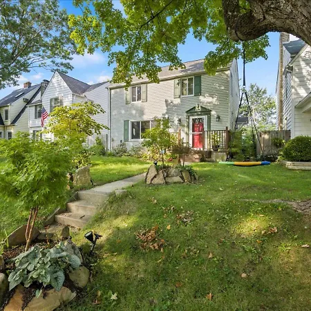 Charming 3 Bedroom House In A Quiet Neighborhood